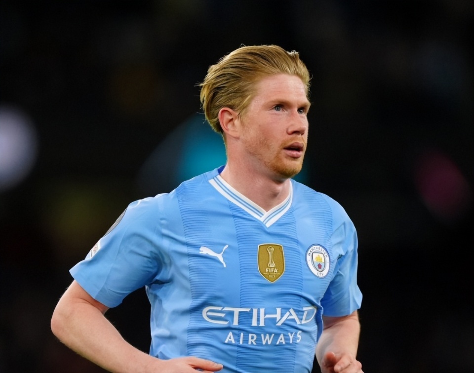 这下真是把足球踢成了艺术